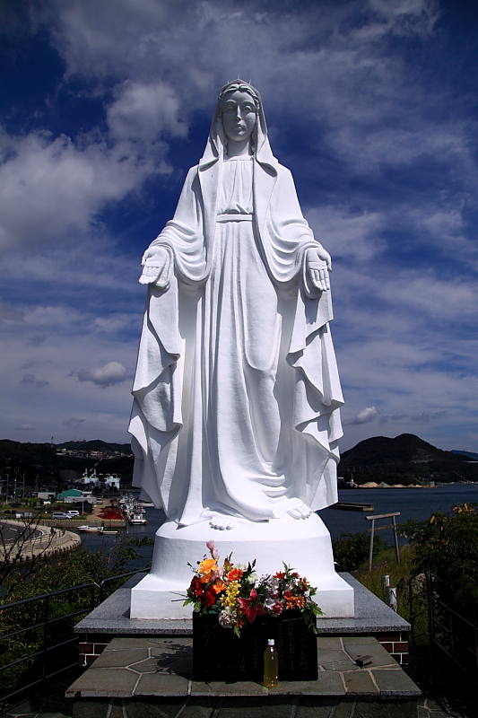 神ノ島教会 [丘上の白亜の教会とマリア像] – FORBIDDEN KYUSHU