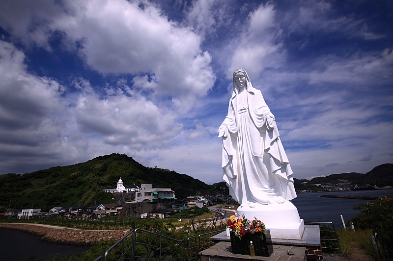 神ノ島教会 [丘上の白亜の教会とマリア像] – FORBIDDEN KYUSHU